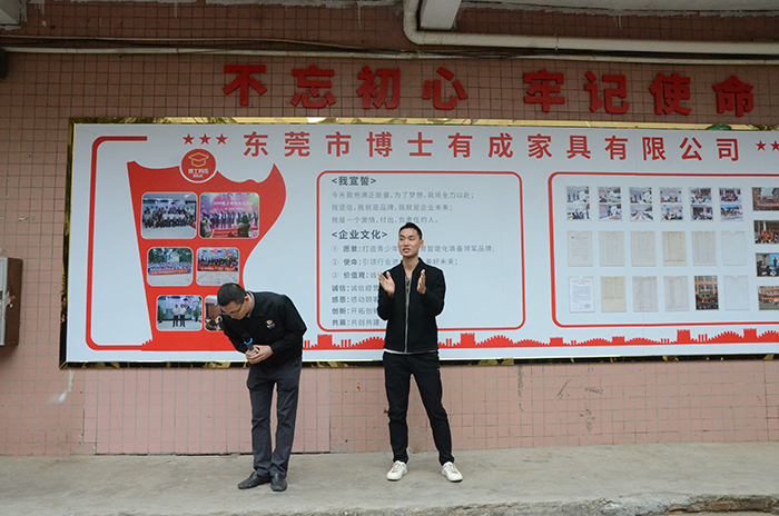 草莓视频WWW下载厂部负责人王晓东和张玉元上台发言